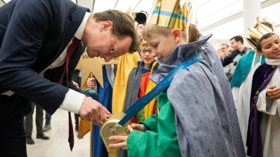 Ministerpräsident Hendrik Wüst empfängt Sternsinger zum traditionellen Dreikönigssingen