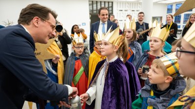 Ministerpräsident Hendrik Wüst empfängt Sternsinger zum traditionellen Dreikönigssingen