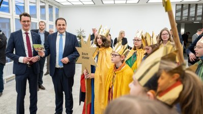 Ministerpräsident Hendrik Wüst empfängt Sternsinger zum traditionellen Dreikönigssingen