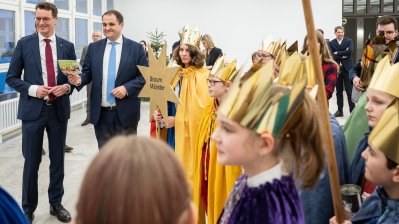 Ministerpräsident Hendrik Wüst empfängt Sternsinger zum traditionellen Dreikönigssingen