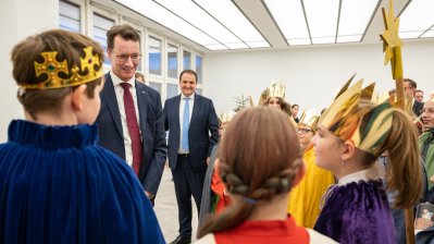 Ministerpräsident Hendrik Wüst empfängt Sternsinger zum traditionellen Dreikönigssingen