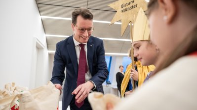 Ministerpräsident Hendrik Wüst empfängt Sternsinger zum traditionellen Dreikönigssingen
