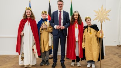 Ministerpräsident Hendrik Wüst empfängt Sternsinger zum traditionellen Dreikönigssingen