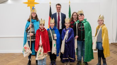Ministerpräsident Hendrik Wüst empfängt Sternsinger zum traditionellen Dreikönigssingen