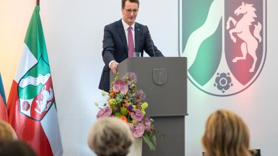 Ministerpräsident Hendrik Wüst verleiht den Verdienstorden des Landes Nordrhein-Westfalen an sechs Bürgerinnen