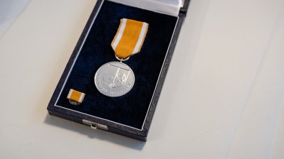 Ministerpräsident Hendrik Wüst verleiht die Rettungsmedaille des Landes Nordrhein-Westfalen an zehn Bürgerinnen und Bürger