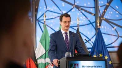 Ministerpräsident Hendrik Wüst verleiht die Rettungsmedaille des Landes Nordrhein-Westfalen an zehn Bürgerinnen und Bürger