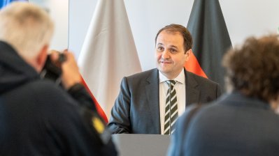 Ministerpräsident Hendrik Wüst verabschiedet den Generalkonsul der Republik Polen und Doyen des Konsularischen Korps NRW, Jakub Wawrzyniak