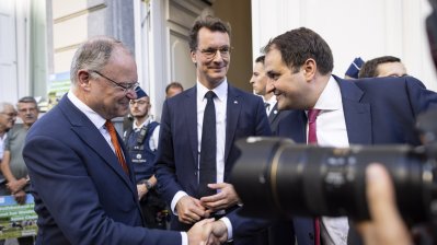 Die Ministerpräsidenten Wüst und Weil geben gemeinsam mit Kommissionspräsidentin Ursula von der Leyen ein Pressestatement ab