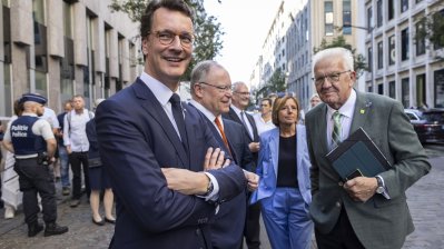 Die Ministerpräsidenten Wüst und Weil geben gemeinsam mit Kommissionspräsidentin Ursula von der Leyen ein Pressestatement ab