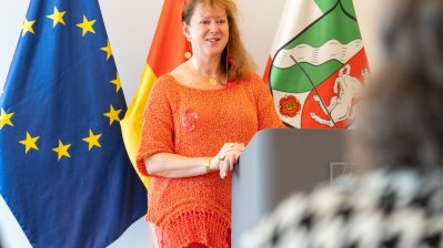 Staatssekretärin Andrea Milz überreicht Verdienstkreuz 1. Klasse