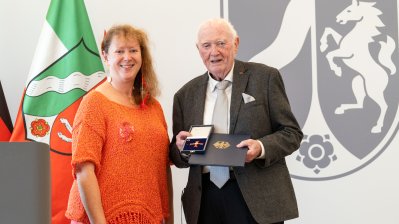 Staatssekretärin Andrea Milz überreicht Verdienstkreuz 1. Klasse