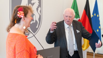 Staatssekretärin Andrea Milz überreicht Verdienstkreuz 1. Klasse