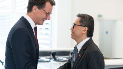 Ministerpräsident Hendrik Wüst empfängt den Botschafter der Republik Singapur