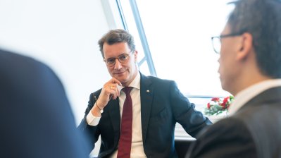 Ministerpräsident Hendrik Wüst empfängt den Botschafter der Republik Singapur