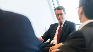 Ministerpräsident Hendrik Wüst empfängt den Botschafter der Republik Singapur