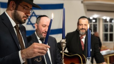Ministerpräsident Hendrik Wüst entzündet in der Synagoge Düsseldorf die erste der acht Kerzen des Chanukkia
