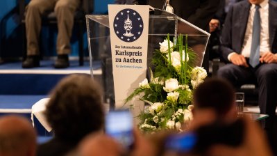 Präsident Wolodymyr Selenskyj und das ukrainische Volk erhalten den Karlspreis 2023