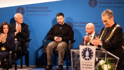 Präsident Wolodymyr Selenskyj und das ukrainische Volk erhalten den Karlspreis 2023