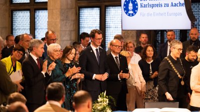 Präsident Wolodymyr Selenskyj und das ukrainische Volk erhalten den Karlspreis 2023