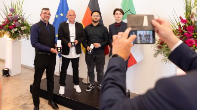 Ministerpräsident Hendrik Wüst verleiht 18 Personen für ihren herausragenden Einsatz während der Hochwasserkatastrophe 2021 die Rettungsmedaille des Landes