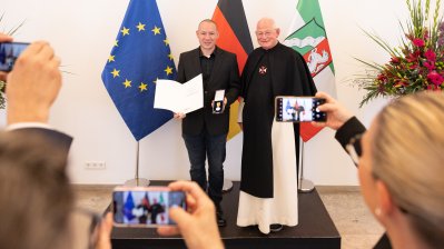 Ministerpräsident Hendrik Wüst verleiht 18 Personen für ihren herausragenden Einsatz während der Hochwasserkatastrophe 2021 die Rettungsmedaille des Landes