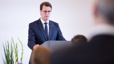 Ministerpräsident Hendrik Wüst verleiht 18 Personen für ihren herausragenden Einsatz während der Hochwasserkatastrophe 2021 die Rettungsmedaille des Landes