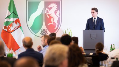 Ministerpräsident Hendrik Wüst verleiht 18 Personen für ihren herausragenden Einsatz während der Hochwasserkatastrophe 2021 die Rettungsmedaille des Landes