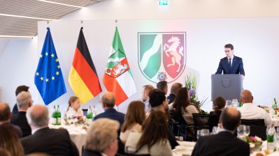 Ministerpräsident Hendrik Wüst verleiht 18 Personen für ihren herausragenden Einsatz während der Hochwasserkatastrophe 2021 die Rettungsmedaille des Landes