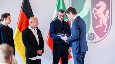 Ministerpräsident Hendrik Wüst verleiht 18 Personen für ihren herausragenden Einsatz während der Hochwasserkatastrophe 2021 die Rettungsmedaille des Landes