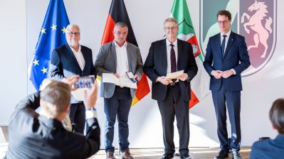 Ministerpräsident Hendrik Wüst verleiht 18 Personen für ihren herausragenden Einsatz während der Hochwasserkatastrophe 2021 die Rettungsmedaille des Landes