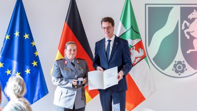 Ministerpräsident Hendrik Wüst verleiht 18 Personen für ihren herausragenden Einsatz während der Hochwasserkatastrophe 2021 die Rettungsmedaille des Landes