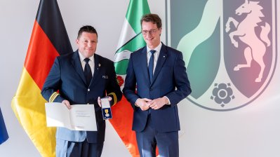 Ministerpräsident Hendrik Wüst verleiht 18 Personen für ihren herausragenden Einsatz während der Hochwasserkatastrophe 2021 die Rettungsmedaille des Landes