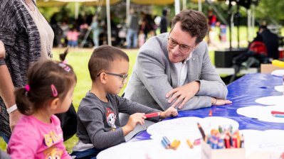 Ministerpräsident Wüst trifft Ehrenpatenkinder und ihre Familien