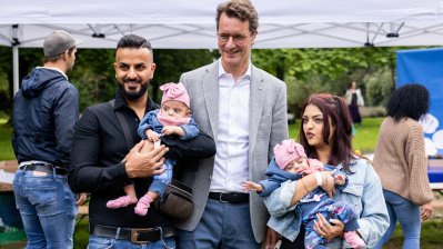 Ministerpräsident Wüst trifft Ehrenpatenkinder und ihre Familien