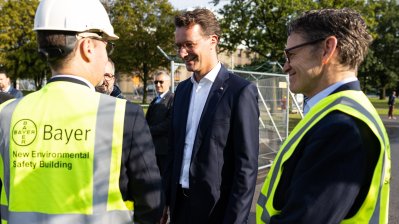 Ministerpräsident Hendrik Wüst besucht Bayer in Monheim