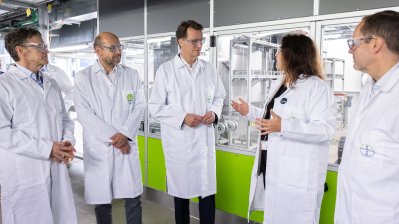 Ministerpräsident Hendrik Wüst besucht Bayer in Monheim