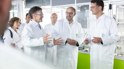 Ministerpräsident Hendrik Wüst besucht Bayer in Monheim