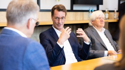 Ministerpräsident Hendrik Wüst besucht das Unternehmen Beckhoff Automation in Verl