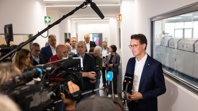 Ministerpräsident Hendrik Wüst besucht das Unternehmen Beckhoff Automation in Verl