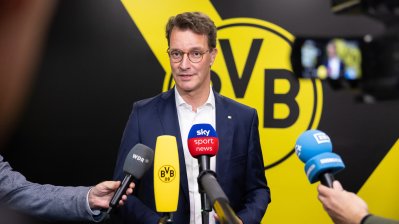 Ministerpräsident Hendrik Wüst besucht gemeinsam mit Aki Watzke das BVB-Lernzentrum in Dortmund