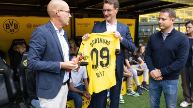 Ministerpräsident Hendrik Wüst besucht gemeinsam mit Aki Watzke das BVB-Lernzentrum in Dortmund