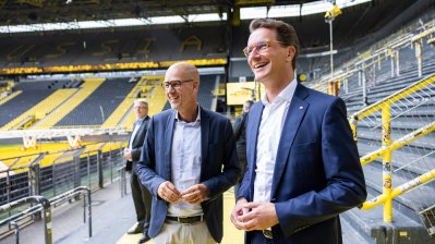 Ministerpräsident Hendrik Wüst besucht gemeinsam mit Aki Watzke das BVB-Lernzentrum in Dortmund