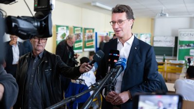 Ministerpräsident Hendrik Wüst besucht die Adolph-Kolping-Schule in Köln