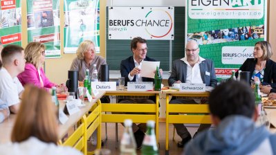 Ministerpräsident Hendrik Wüst besucht die Adolph-Kolping-Schule in Köln