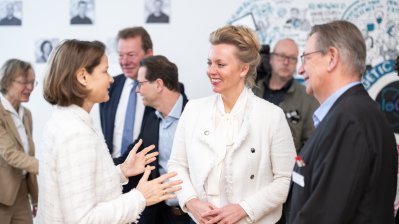 Ministerpräsident Hendrik Wüst und Ministerin Ina Brandes besuchen eleQtron-Superrechner in Siegen