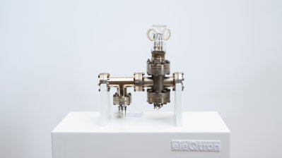 Ministerpräsident Hendrik Wüst und Ministerin Ina Brandes besuchen eleQtron-Superrechner in Siegen