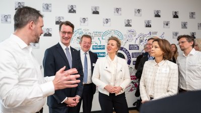 Ministerpräsident Hendrik Wüst und Ministerin Ina Brandes besuchen eleQtron-Superrechner in Siegen