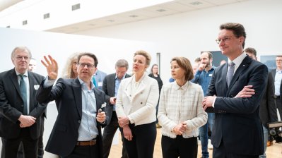 Ministerpräsident Hendrik Wüst und Ministerin Ina Brandes besuchen eleQtron-Superrechner in Siegen