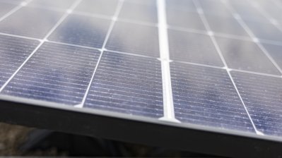 Weiterer Schritt zu nachhaltiger Verwaltung: Ministerpräsident Wüst nimmt Photovoltaik-Anlage auf Dach der Staatskanzlei in Betrieb